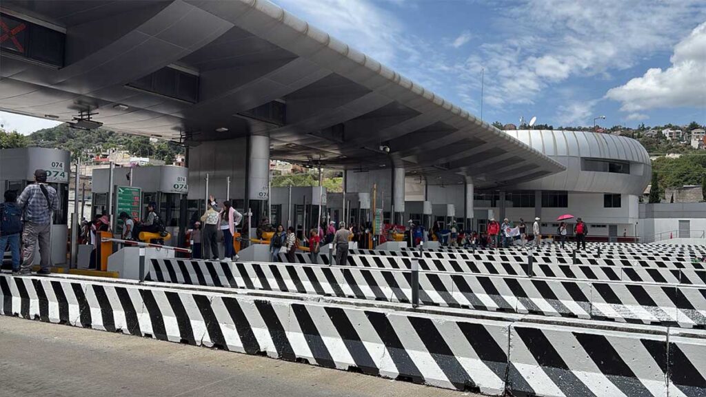 CNTE bloquea accesos a la CDMX y amenaza con paralizar autopistas clave