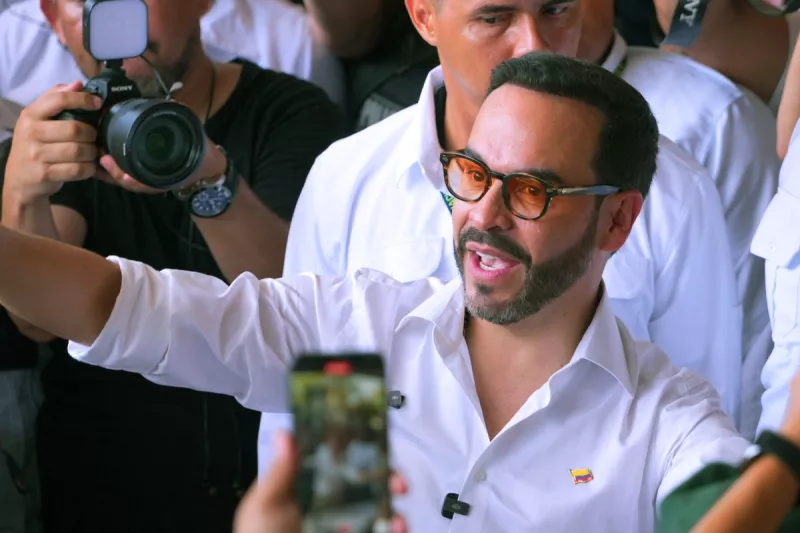 Abelardo de la Espriella e Iván Cepeda van a segunda vuelta en Colombia; Petro desconoce el preconteo